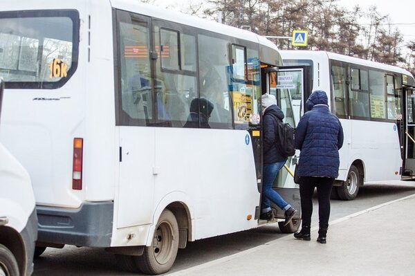 Маршрутное такси на остановке